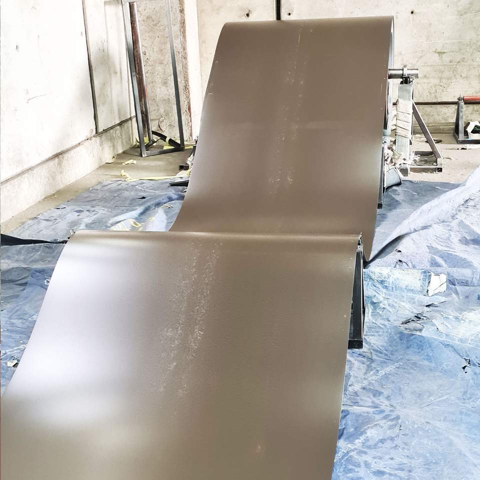 Világosbarna trapézlemez tekercs kifejtése