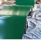 Zöld trapézlemez tekercs kifejtése gyártás közben