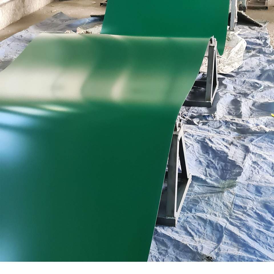 Zöld trapézlemez tekercs kifejtése gyártás közben