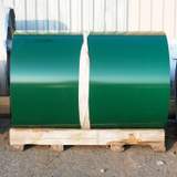 Zöld trapézlemez épületen