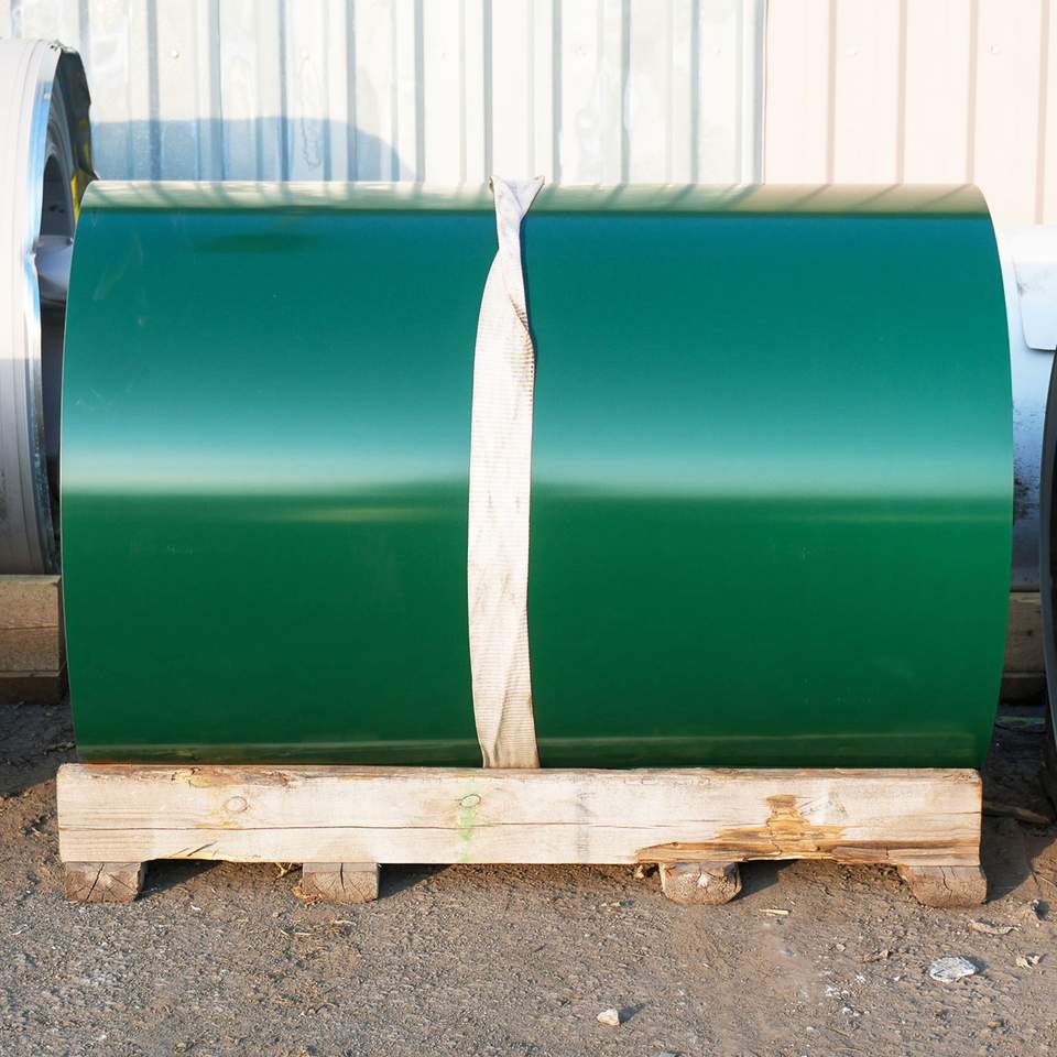 Zöld trapézlemez épületen